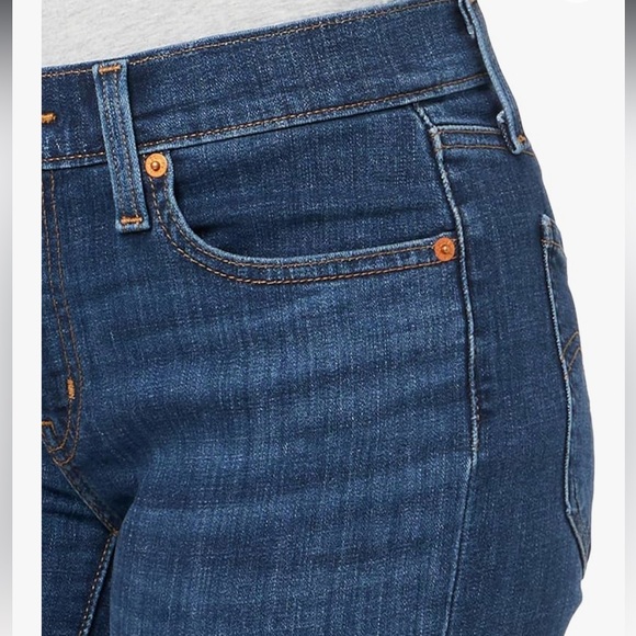 ❌ SOLD ❌ Levi’s Mid-Rise Stretchy Jean Short - Picture 4 of 6